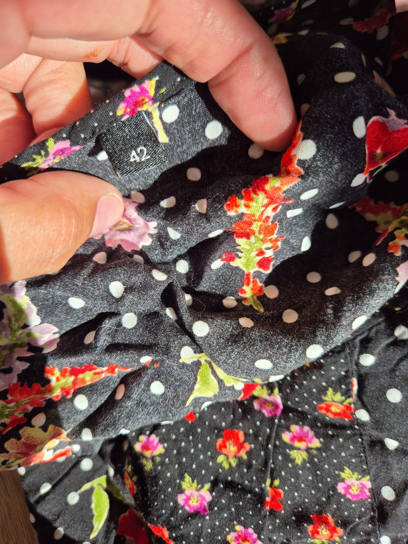 Blusa feminina sem mangas preta com flores e bolinhas T42 fluida leve estampa floral chique verão – photo 5